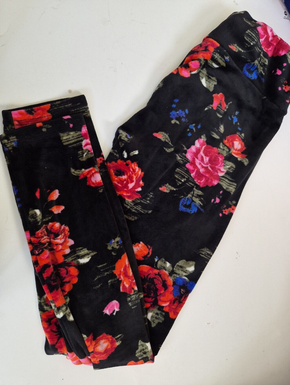 No Boundaries Black Leggings Red  and Blue Floral Accents Soft Velour 7-8 Women